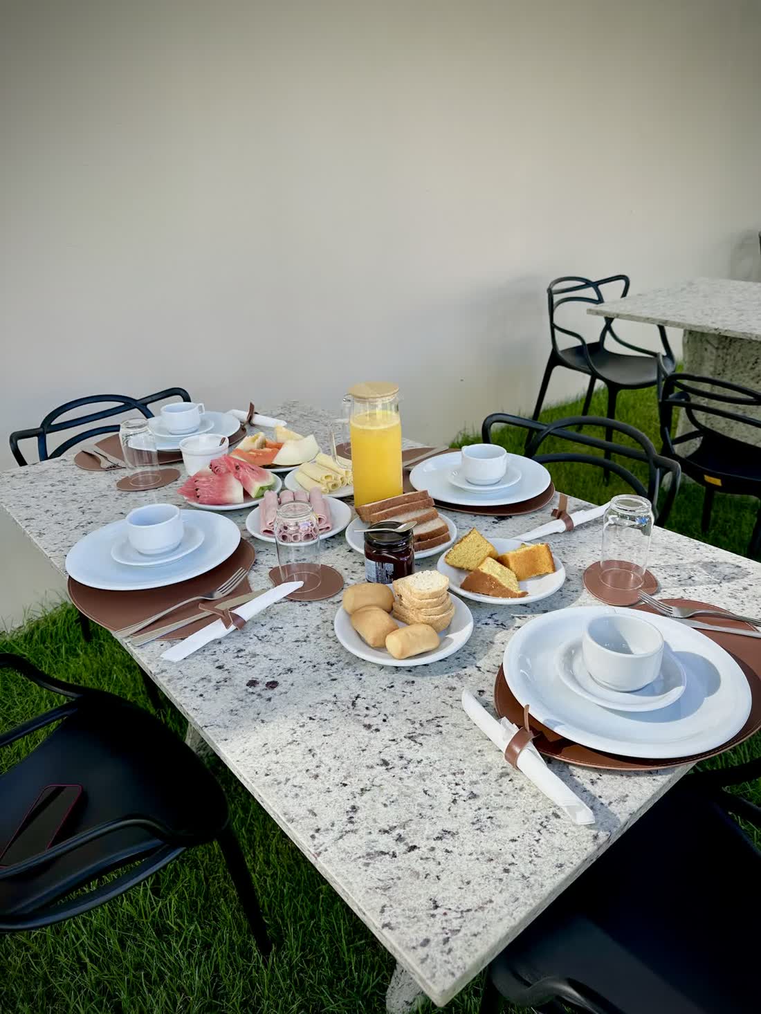 Café da manhã servido ao ar livre