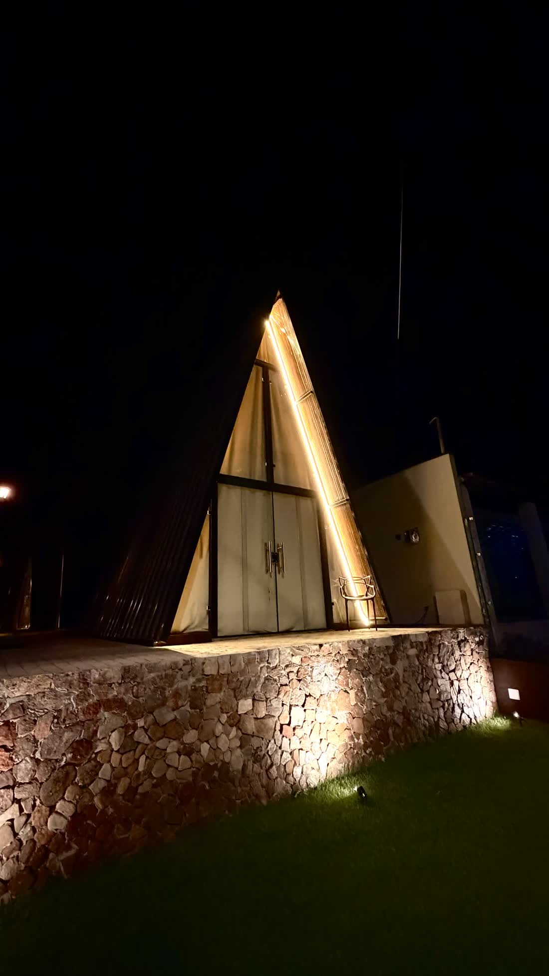 O chalé aceso ao cair da noite