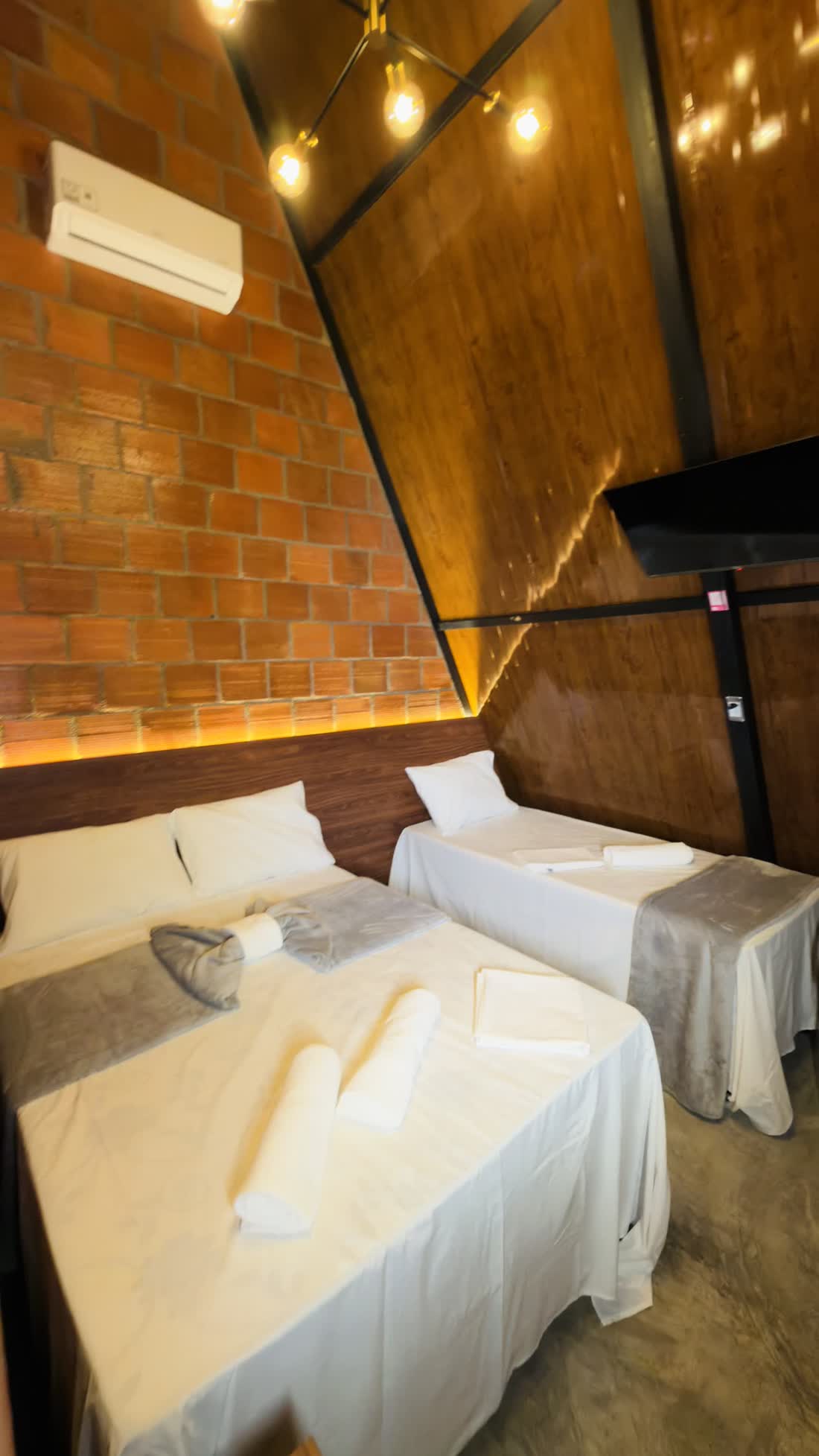 Cama de casal e cama de solteiro no mesmo chalé