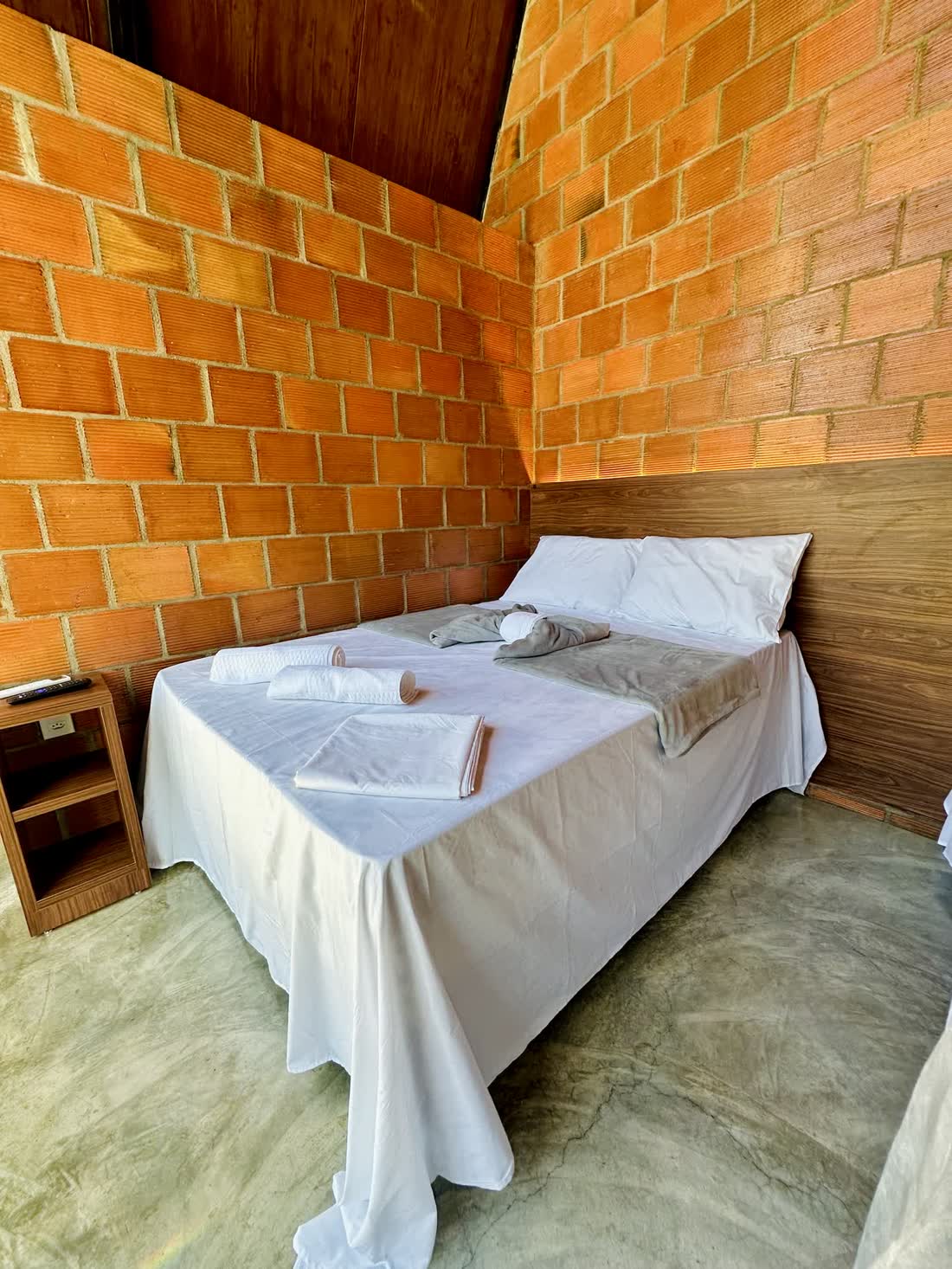 Tijolo aparente e madeira no interior do chalé